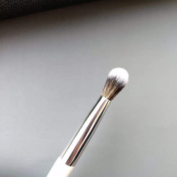 Βούρτσα με απαλές τρίχες για την εφαρμογή σκιών σε λευκό χρώμα