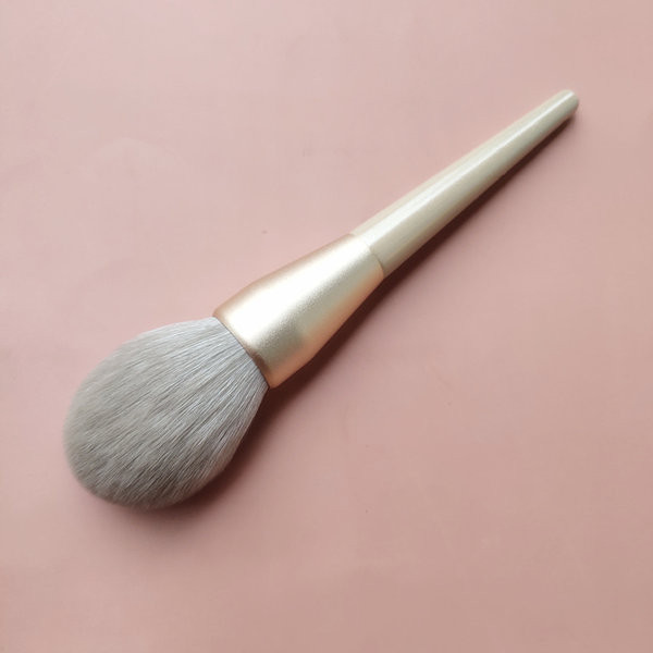 Βούρτσα πούδρας με προστατευτικό καπάκι