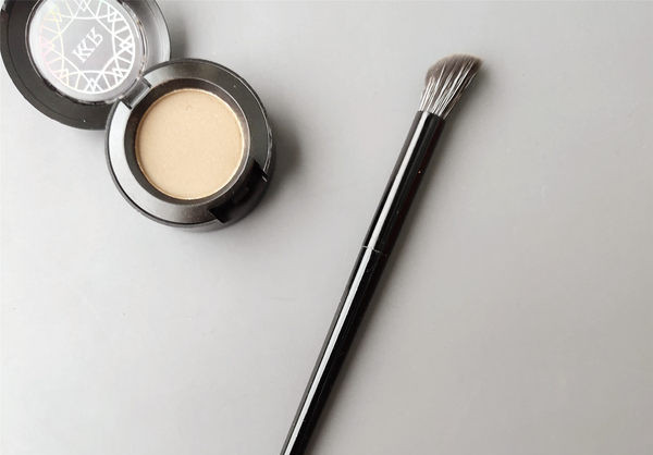 Fekete nyéllel ellátott ecset puha haj árnyékának felviteléhez