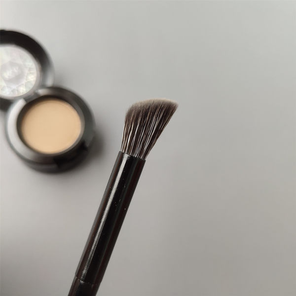 Fekete nyéllel ellátott ecset puha haj árnyékának felviteléhez