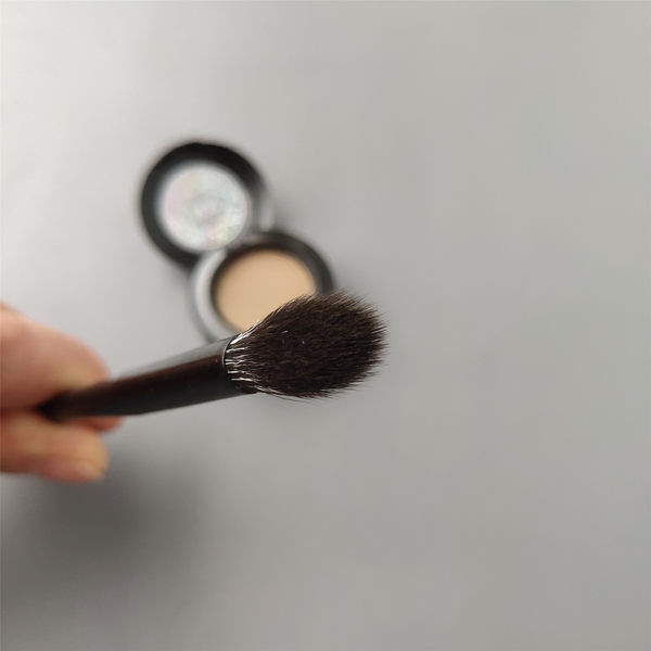 Fekete nyéllel ellátott ecset puha haj árnyékának felviteléhez
