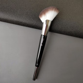 Kozmetički ukošeni kist za rumenilo i konturu