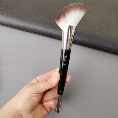 Kozmetički ukošeni kist za rumenilo i konturu