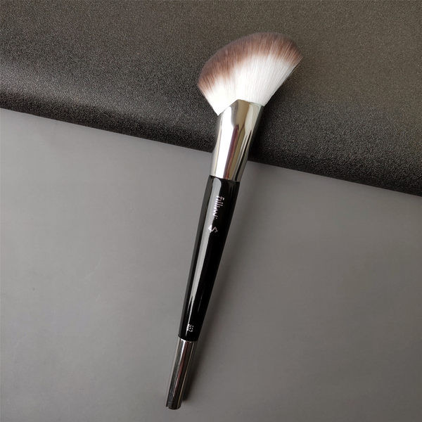 Kozmetički ukošeni kist za rumenilo i konturu