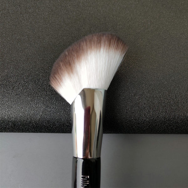 Kozmetički ukošeni kist za rumenilo i konturu