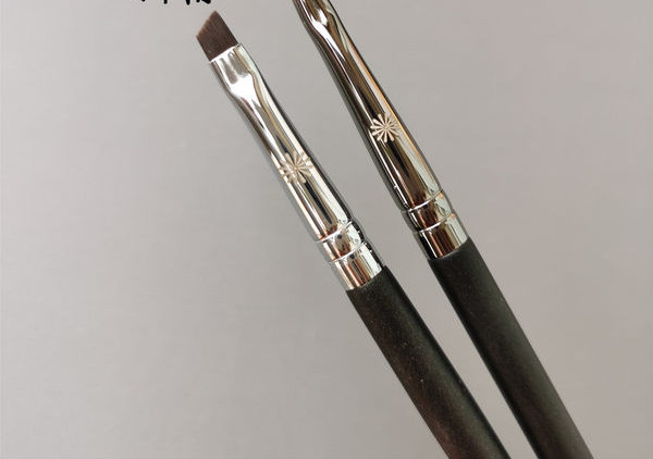 Perie teșită pentru aplicarea umbrelor cu mâner negru