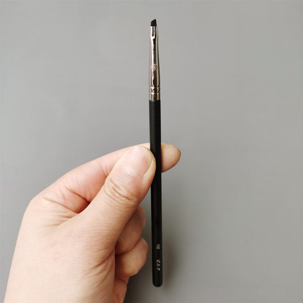 Perie teșită pentru aplicarea umbrelor cu mâner negru