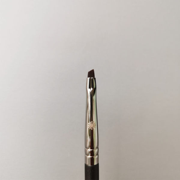 Perie teșită pentru aplicarea umbrelor cu mâner negru