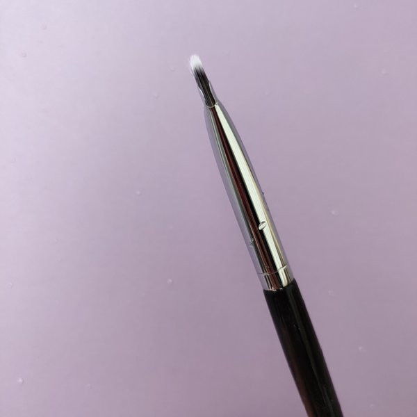 Mali kist s ravnom glavom tipa ruž za usne