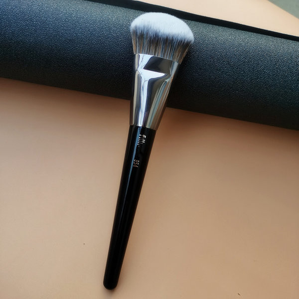 Mekana četka za nanošenje rumenila i pudera