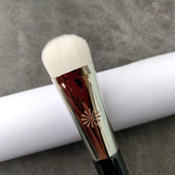 Mali kist s ravnom glavom za nanošenje pudera