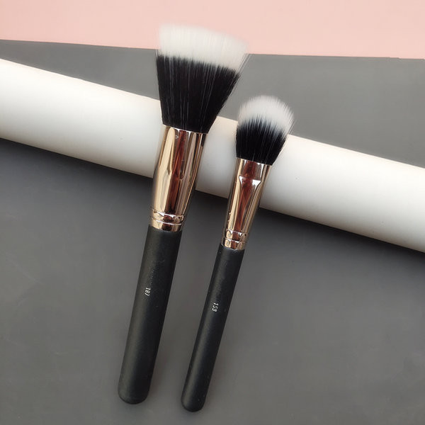 Πινέλο για την εφαρμογή πούδρας και ρουζ