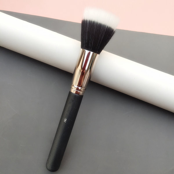 Πινέλο για την εφαρμογή πούδρας και ρουζ