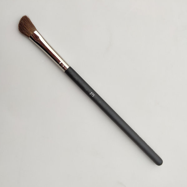 Ukošeni kist za nanošenje sjenila s mekim vlaknima