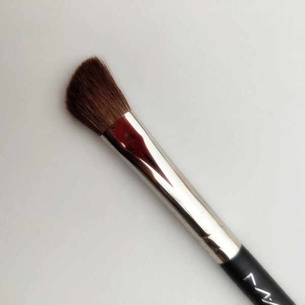 Ukošeni kist za nanošenje sjenila s mekim vlaknima