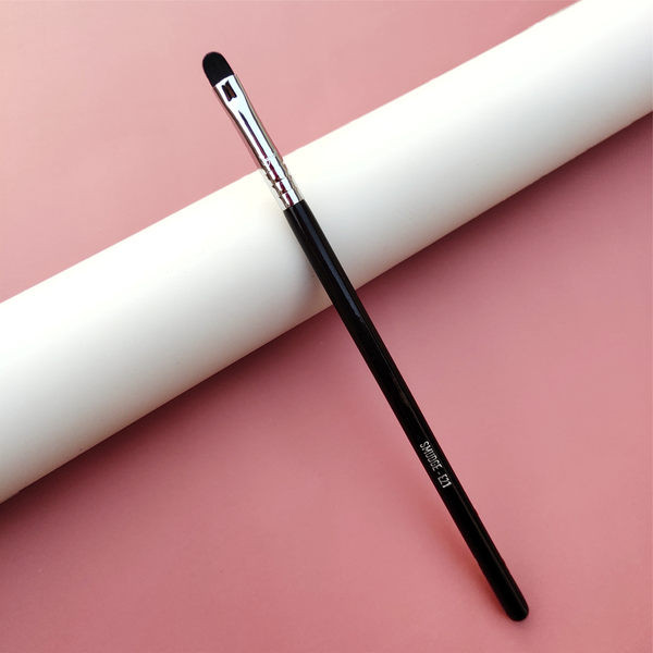 Απαλό καπνιστό πινέλο μακιγιάζ με μαύρη λαβή