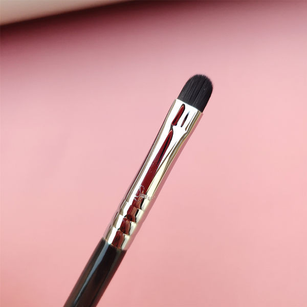 Απαλό καπνιστό πινέλο μακιγιάζ με μαύρη λαβή
