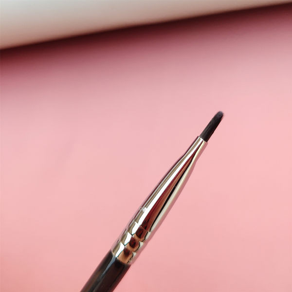 Απαλό καπνιστό πινέλο μακιγιάζ με μαύρη λαβή