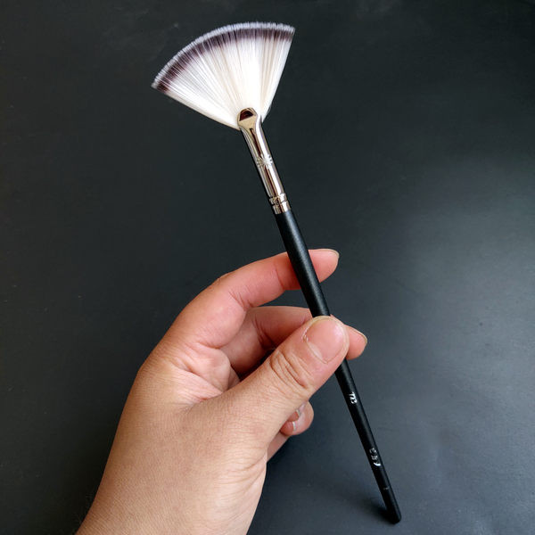 Četkica za šminkanje s crnom drškom