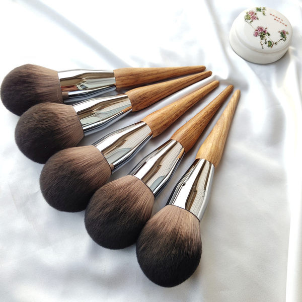 Perie pentru pudră cu mâner din lemn