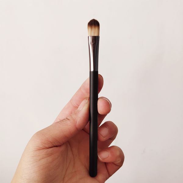 Prijenosni kist s mekim vlaknima za nanošenje korektora