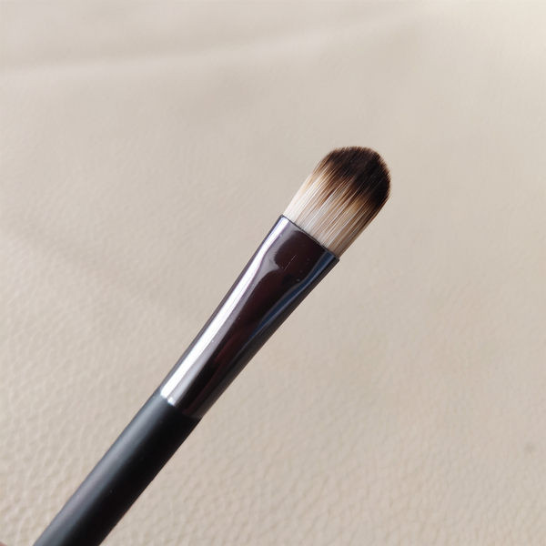 Prijenosni kist s mekim vlaknima za nanošenje korektora