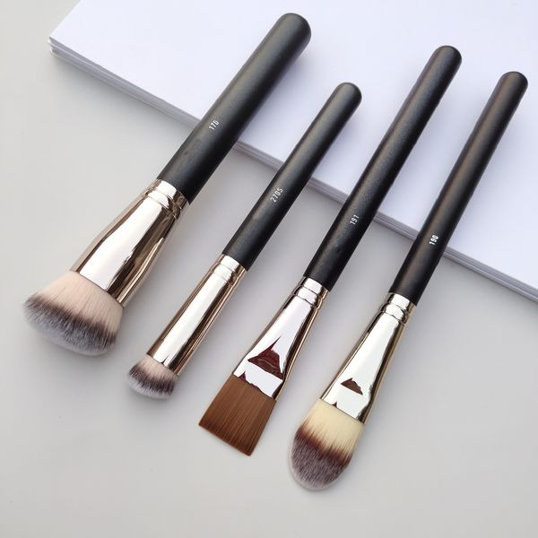 Četke s mekim vlaknima i crnom drškom