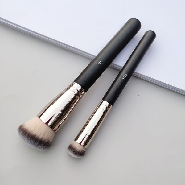 Četke s mekim vlaknima i crnom drškom