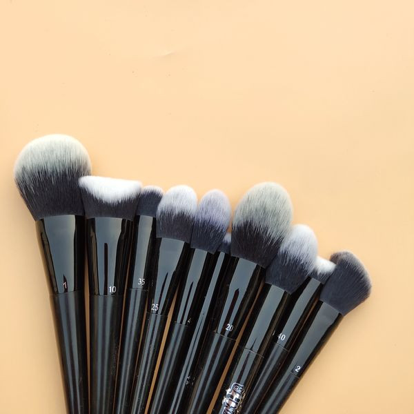 Βούρτσες με απαλές τρίχες για εφαρμογή μακιγιάζ