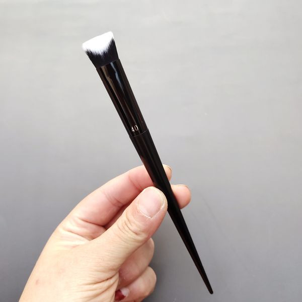 Pensula de machiaj cu maner negru