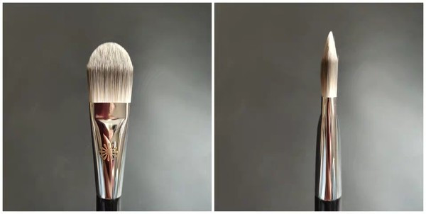 Ένα πινέλο με απαλές τρίχες για την εφαρμογή κρέμας BB