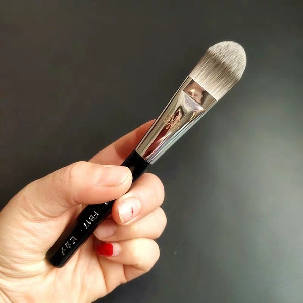 Ένα πινέλο με απαλές τρίχες για την εφαρμογή κρέμας BB