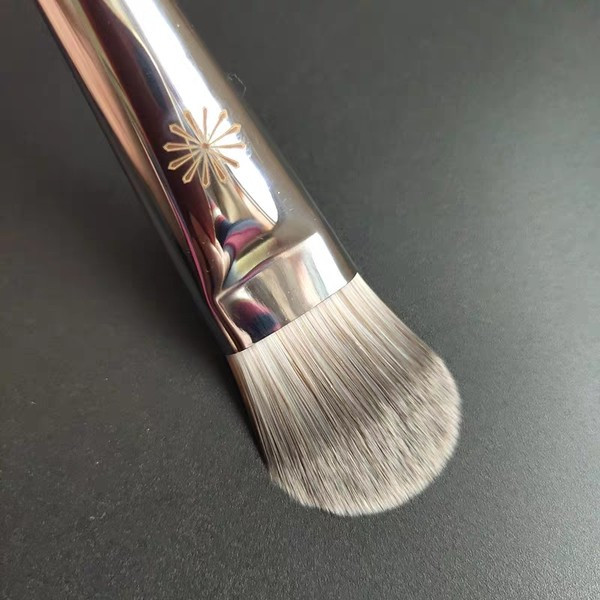 Ένα πινέλο με απαλές τρίχες για την εφαρμογή κρέμας BB