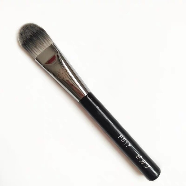 Ένα πινέλο με απαλές τρίχες για την εφαρμογή κρέμας BB
