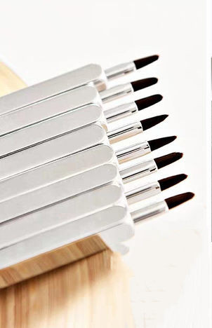 Teleskopska četkica za nanošenje ruževa s poklopcem