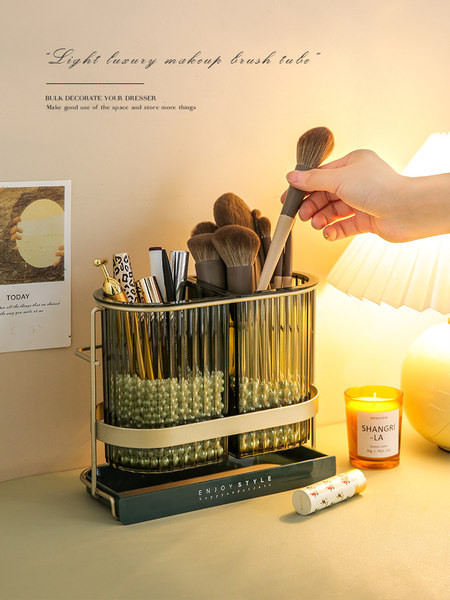 Organizator kozmetike na stalku za šminku