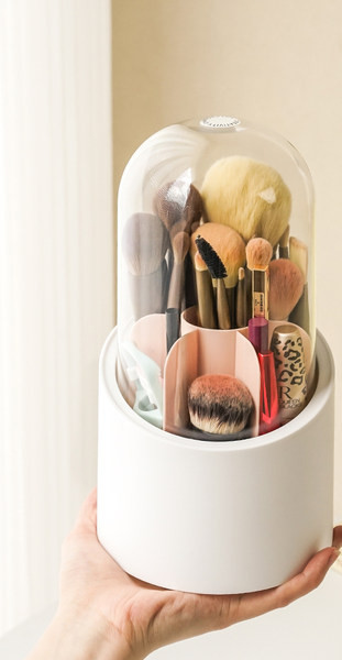 Besisukanti dėžutė šepetėliams ir lūpų dažams laikyti