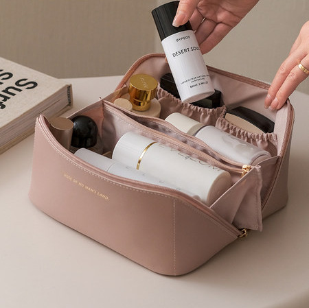 Tekstilna putna torba s mnogo pretinaca