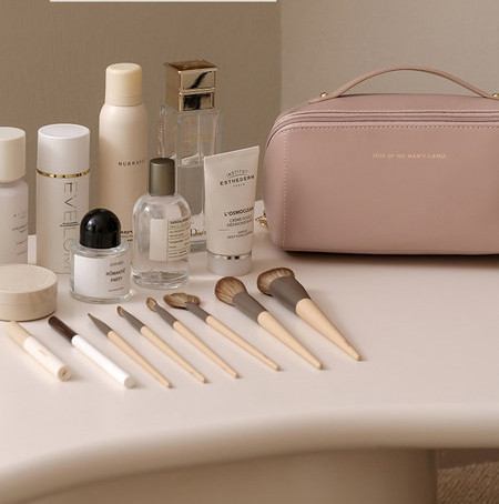 Tekstilna putna torba s mnogo pretinaca