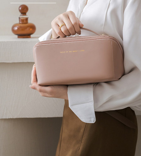 Tekstilna putna torba s mnogo pretinaca