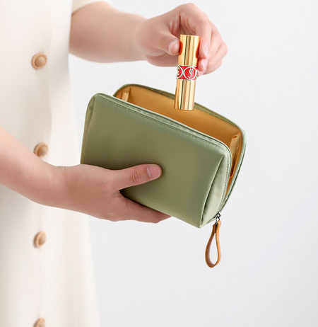 Kozmetička torbica za spremanje šminke i toaletnih potrepština u više boja