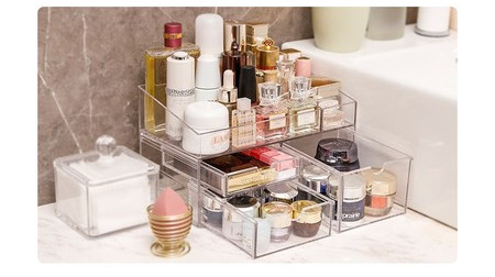 Plastični organizator za kozmetiku s nekoliko pretinaca