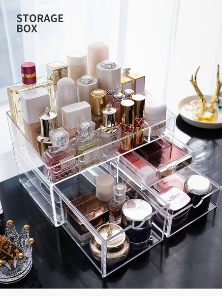 Plastični organizator za kozmetiku s nekoliko pretinaca