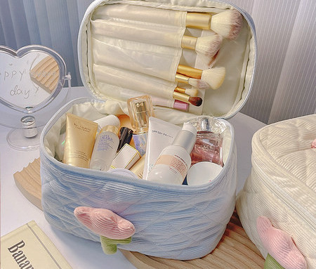 Kozmetički neseser s 3D elementom i ručkom