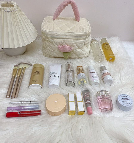 Kozmetički neseser s 3D elementom i ručkom