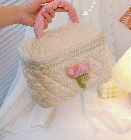 Kozmetički neseser s 3D elementom i ručkom