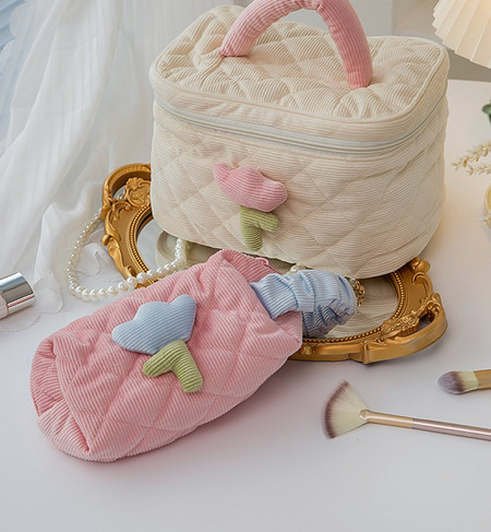 Kozmetički neseser s 3D elementom i ručkom