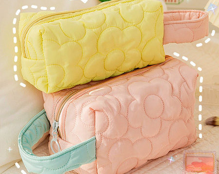 Tekstilna kozmetička torbica s vezom pogodna za odlaganje šminke i toaletnih potrepština