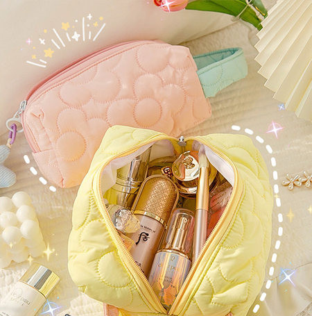 Tekstilna kozmetička torbica s vezom pogodna za odlaganje šminke i toaletnih potrepština