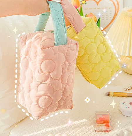 Tekstilna kozmetička torbica s vezom pogodna za odlaganje šminke i toaletnih potrepština